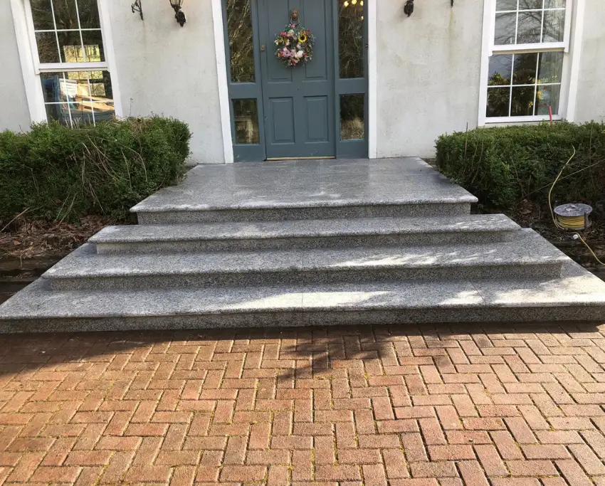 Granite steps meet herringbone brick – a classic combo
