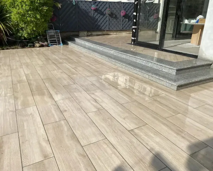Sleek porcelain tiles with granite steps for a seamless finish